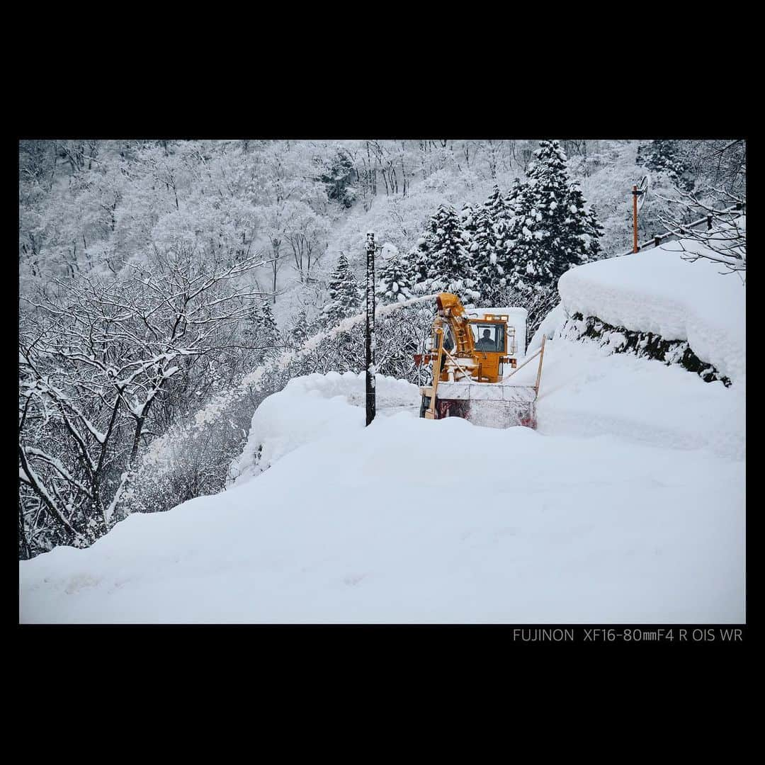 plus_thinkingのインスタグラム：「コレが欲しいって思うくらい降りますね😅❄️❄️❄️ . camera: X-T3 lens: FUJINON  XF16-80㎜F4 R OIS WR . #beautifuljapan #snapJapan」