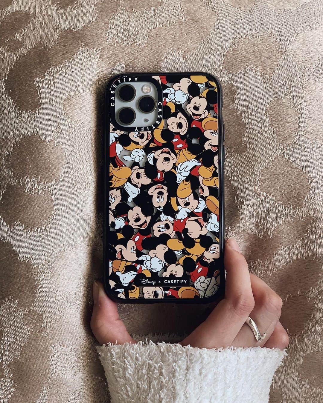 森ニーナのインスタグラム：「可愛すぎて見るたびディズニーランドの香り(チュロス)がしそう❤️🏰  ミッキーがいっぱい😍  Thank you @CASETiFY_jp @Disney   発売は2021/1/20から❣️ ミッキーーーーーー！！！  #DisneyxCASETiFY  #CASETiFY #夢のような時間 #おうち時間」