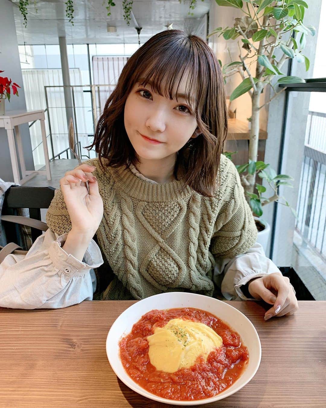 夏川愛実のインスタグラム：「﻿ ﻿ 　オムライス🐥💓﻿ ﻿ ﻿ #大須カフェ#ミニバル﻿#ミニアチュールパルテール  #オムライス#名古屋カフェ#カフェ #グリーンニット#ニットベスト#whoswhochico  ﻿ ﻿ ﻿ ﻿」