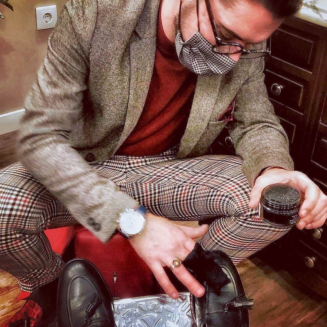 bootblack_officialさんのインスタグラム写真 - (bootblack_officialInstagram)「Shining on a pair of shoes at the barbershop @gentlemenscodebarberhouse in Lisbon, Portugal.  Photo by : @lisbonshoeshine 🇵🇹  #columbus#bootblack#shoecare#shoeshine#shoepolish#shoegazing#shoestagram#mensshoes#mensfashion#leathershoes#madeinjapan#japanmade#japan#lisbonshoeshine#portugal#lisbon#lisboa#gentlemenscodebarberhouse」1月9日 21時19分 - bootblack_official