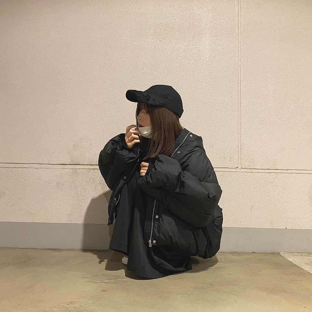 小高実優のインスタグラム：「. 寒くてしゃがんだ❄️」