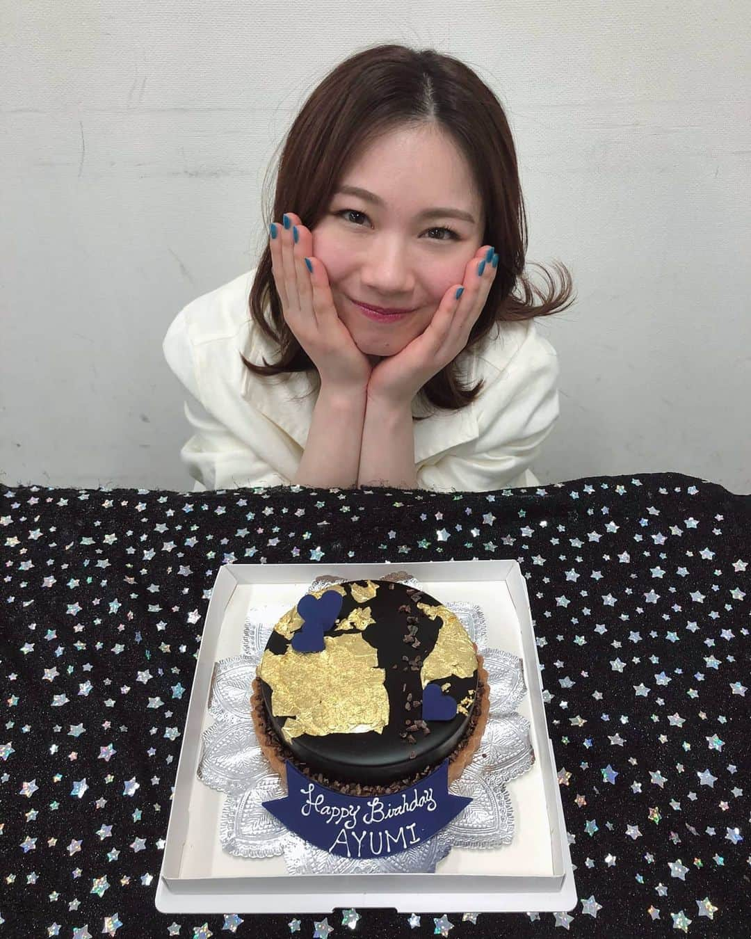 石田亜佑美さんのインスタグラム写真 - (石田亜佑美Instagram)「🎂 . . 昨日頂いたバースデーケーキ . あまーい☺️❤️ . . . #金箔 #すごい #笑 #birthday #🎂 #誕生日 #バースデーケーキ #チョコレートケーキ #癒 #morningmusume21 #モーニング娘21 #石田亜佑美」1月9日 21時20分 - ayumi_ishida.official