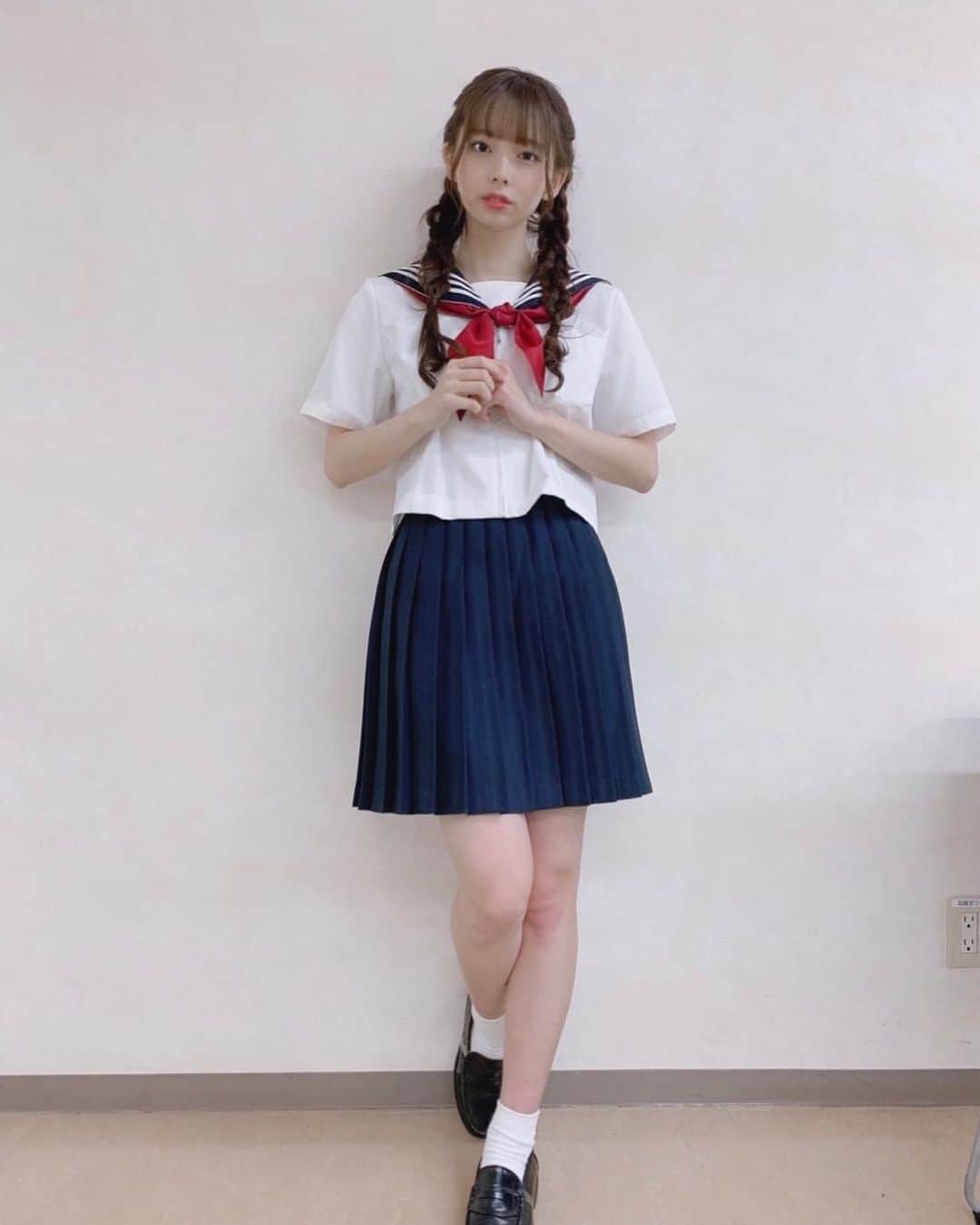 篠原望のインスタグラム：「. セーラー服🏫🚲 . . 「何人(なんびと)も」のMVの時のセーラー服を 3周年記念コンサートでも着ました☺️ . みつあみVer.はどうですか？？ . . #セーラー服 #みつあみアレンジ #みつあみ #三つ編み #ラストアイドル #篠原望」
