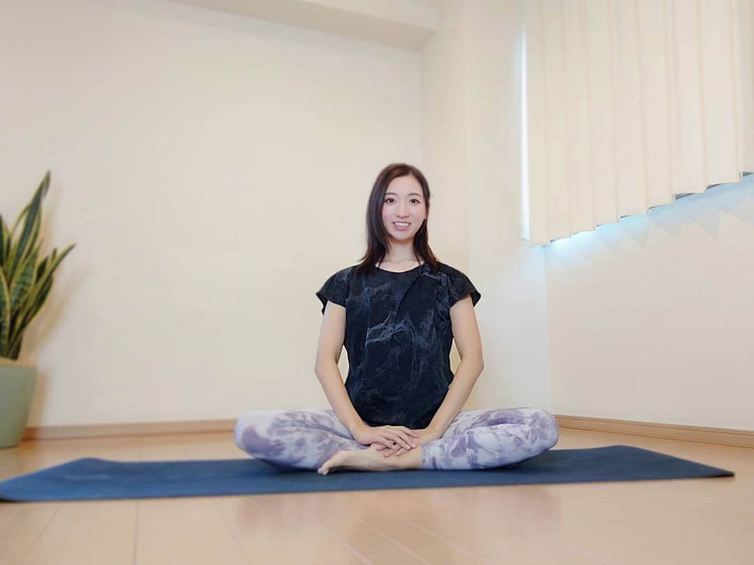 蒼羽りくのインスタグラム：「🧘‍♀﻿ ﻿ ﻿ ﻿ ﻿ ﻿ RIKU YOGA新春ワークショップ﻿ 開催しましたー♡﻿ ﻿ 今回は﻿ 陰ヨガ〜陽ヨガをする陰陽ヨガをして﻿ とっても楽しい時間でした!!﻿ ﻿ オンラインヨガがはじめての方や﻿ 陰ヨガがはじめての方など…﻿ ご参加いただいた皆さんと﻿ 朝から身体を動かせて嬉しかったです♡﻿ ありがとうございました！﻿ ﻿ ﻿ #りくヨガ #RikuYoga #ワークショップ﻿ #陰ヨガ と#陽ヨガ で#陰陽ヨガ ﻿ #楽しい時間 で#身体の #デトックス﻿ #2021年 も #楽しく#身体を動かしましょうね♡」