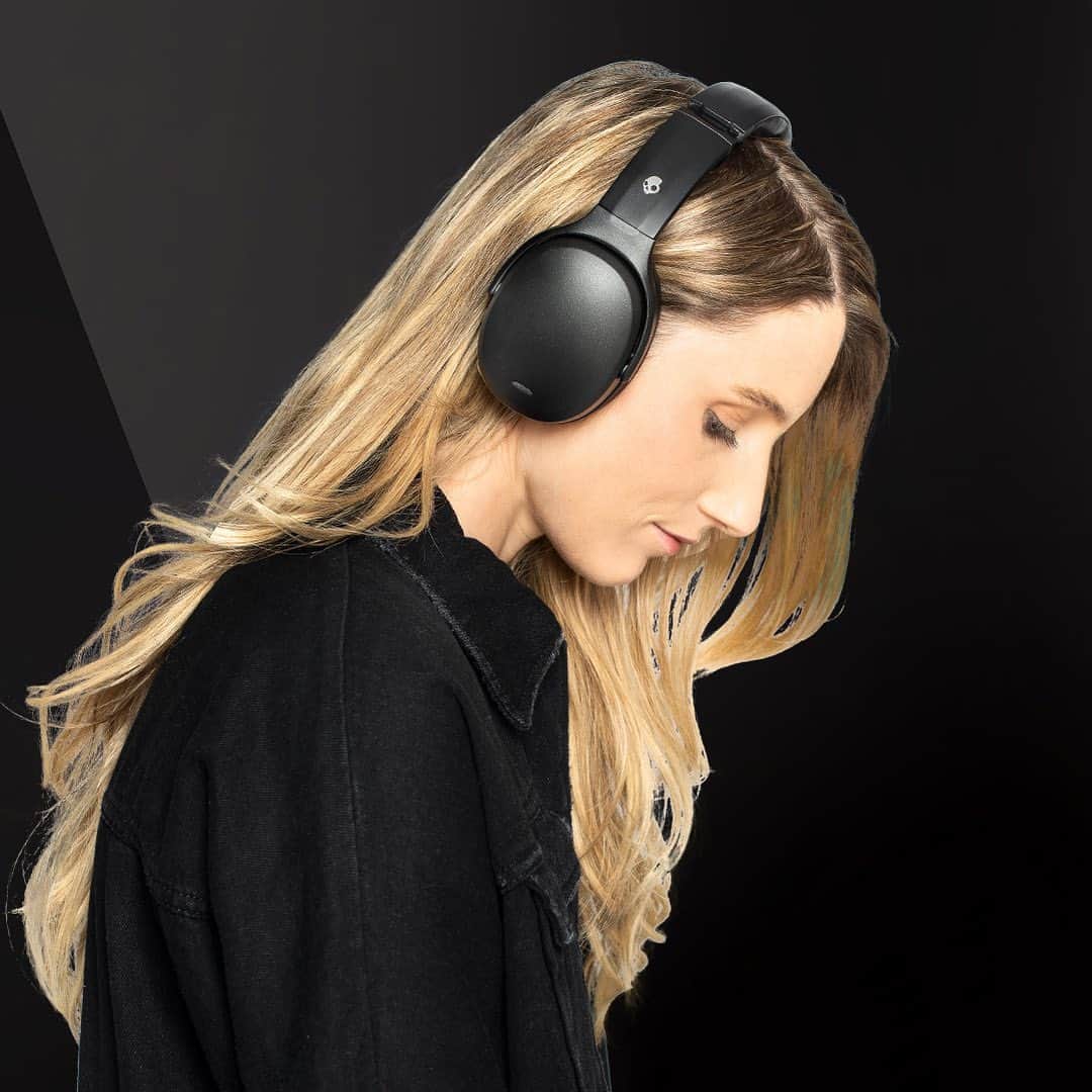 Skullcandy Japanのインスタグラム：「Crusher ANC Black💀サブウーファーとノイズキャンセリング機能を搭載したSkullcandyの最上級ヘッドホン✨  Crusher ANC の“3つの最新テクノロジーがもたらす新次元の音楽体感”﻿について紹介✨ ﻿ 1. Crusherシリーズ最強の重低音を響かすセンサリーベース。振動するサブウーファーの精度が大幅に向上✨無段階スライダーで振動の調整可能﻿✨ ﻿ 2. デジタルハイブリッド式 となったアクティブノイズキャンセリング。電車内や自宅でも周囲の雑音を減らし静寂へ ﻿ 3. 専用アプリで聴力テスト！最適な聴こえ方に補正するパーソナルサウンド機能搭載﻿  さらには、日本最大級を誇るオーディオビジュアルアワード　#VGP2020 にて3~5万円Bluetoothヘッドホンカテゴリーにて金賞🥇専門家も認める、素晴らしいの一言💀﻿✨ #金賞   公式サイトSkullcandy.jpにてCrusher ANCが福袋にて販売中✨完全ワイヤレスイヤホンとオリジナルジャケットが必ず入ってくる豪華7点セット✨  タップ先にて💀  #FeelSkullcandy #CrusherANC #スカルキャンディー」