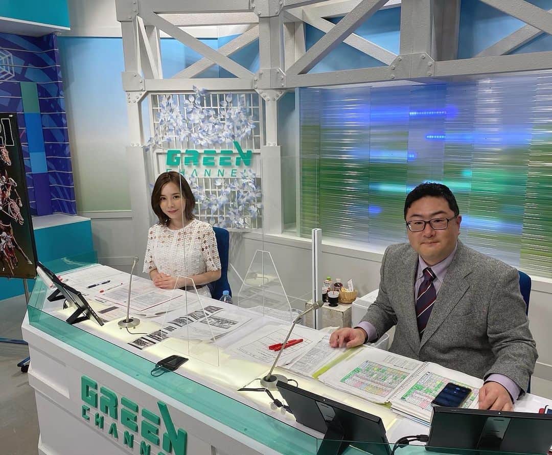 黒澤詩音のインスタグラム：「本日、 #グリーンチャンネル  『中央競馬全レース中継』  担当初日でした✨  今年から、大澤幹朗さんとのコンビでお届けします！  まだまだ課題が多くスムーズな進行ができてるとは言い難いですが、誠心誠意努めさせていただきます。  これまで、パドック中継をご覧いただいていたみなさま 今日はじめてお目にかかったみなさま、  これからどうぞ宜しくお願い致します✨  競馬ファンのみなさまが、楽しく快適に競馬を楽しむことができる一助となれば幸いです😊  衣装👗：wildlily さん  #競馬 #馬券 #tv #umajo #keiba #アナウンサー」
