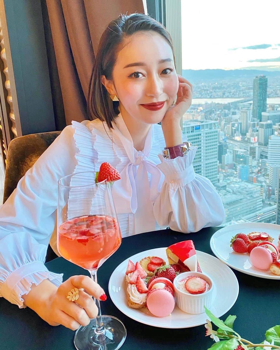 のインスタグラム：「🇮🇹🇫🇷🇰🇷🇮🇩 先日、コンラッドで 新しく始まる苺のスイーツブッフェを💕 世界各国のお料理が ひと月ずつ変わって楽しめるの😍 久しぶりのスイーツブッフェ 楽しかったなぁ😍😍😍💕 #conradosaka#🍓 #strawberry #コンラッド大阪#ホテル #スイーツブッフェ #スイートルーム」