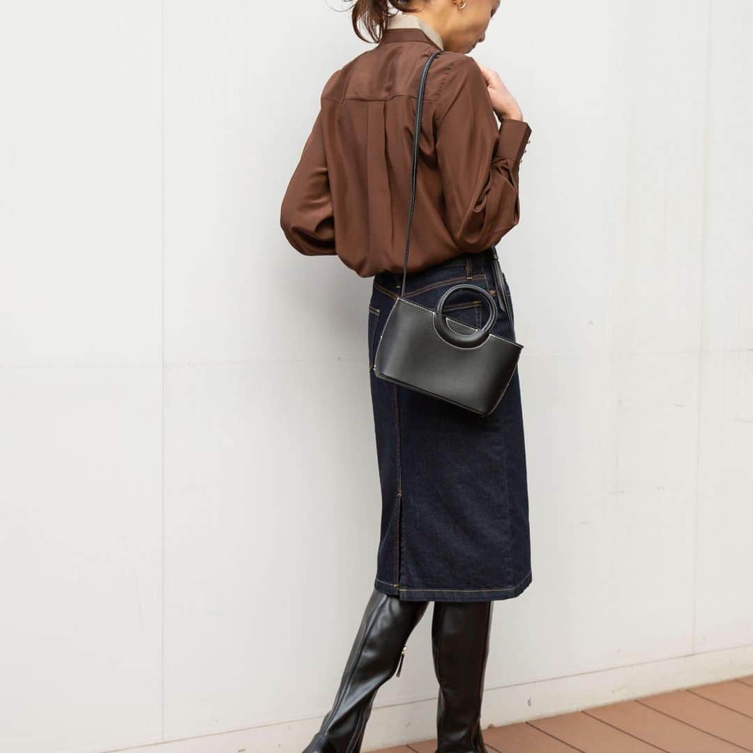 NARACAMICIE Japanさんのインスタグラム写真 - (NARACAMICIE JapanInstagram)「.﻿ Recommended styling﻿ ﻿ Bicolor Bow-tie Blouse﻿ 品番：10-02-01-025﻿ ﻿ ▶️WINTER SALE MAX50%OFF!! オンラインストアではSALE価格から更に10%OFF!﻿ プロフィールURLからチェックしていただけます✨﻿ ﻿ #naracamicie #fashion #2020aw #2020秋冬 #秋冬 #ブラウスコーデ #ブラウス #ボウタイブラウス #カジュアル #カジュアルコーデ #カジュアルファッション #ナラコーデ #大人カジュアル #大人カジュアルコーデ #大人コーデ #大人コーディネート #上品カジュアル #上品コーデ #上品 #上品スタイル #大人フェミニン #フェミニン #オンオフ #きれいめカジュアル #きれいめコーデ #きれいめファッション #大人きれいめコーデ #大人きれい #お仕事コーデ #きちんと見え」1月9日 21時30分 - naracamicie_jp