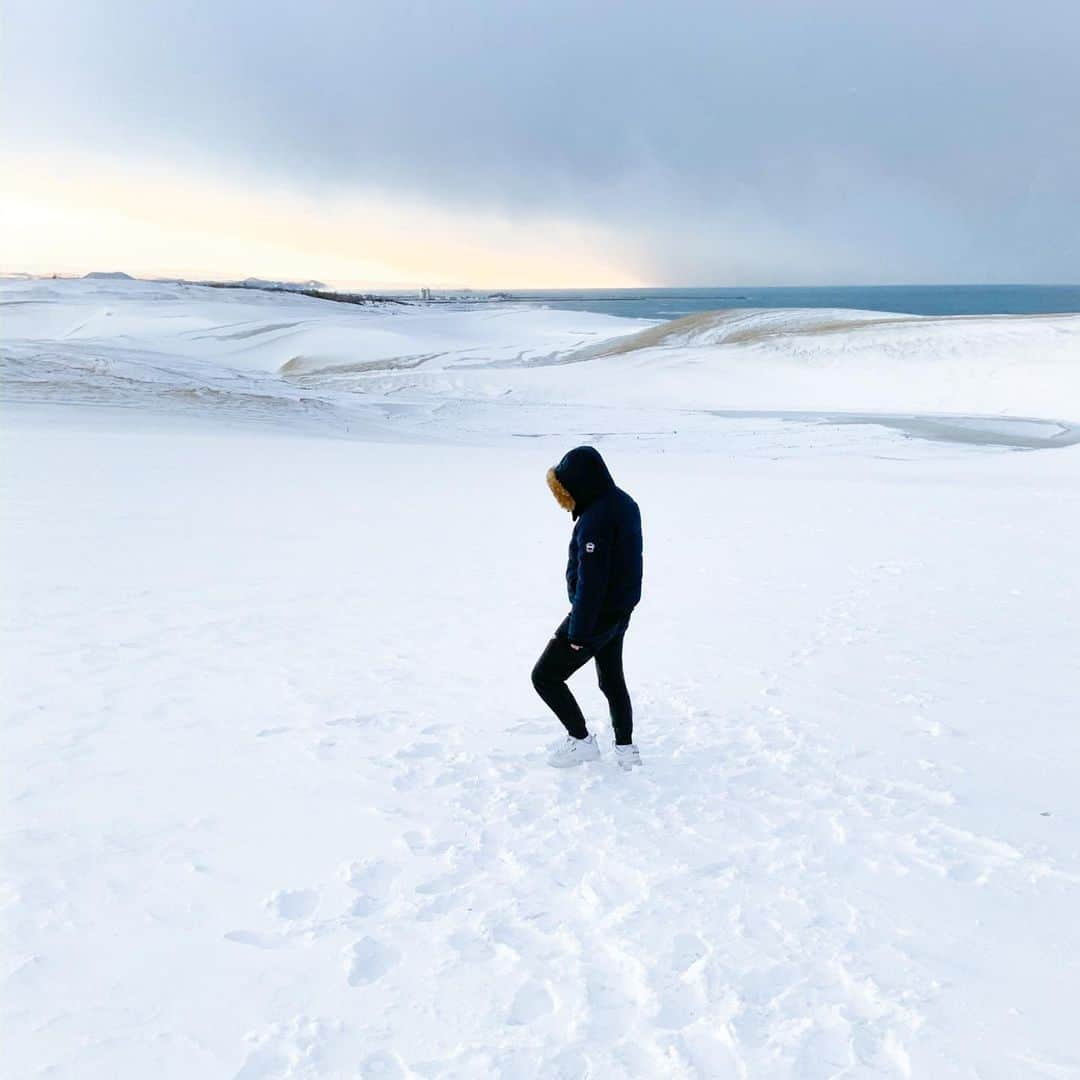 RIKUYAのインスタグラム：「本年もどうぞよろしく🤲 -RIKU #2021 #鳥取砂丘 #雪景色 #鳥取 #雪」