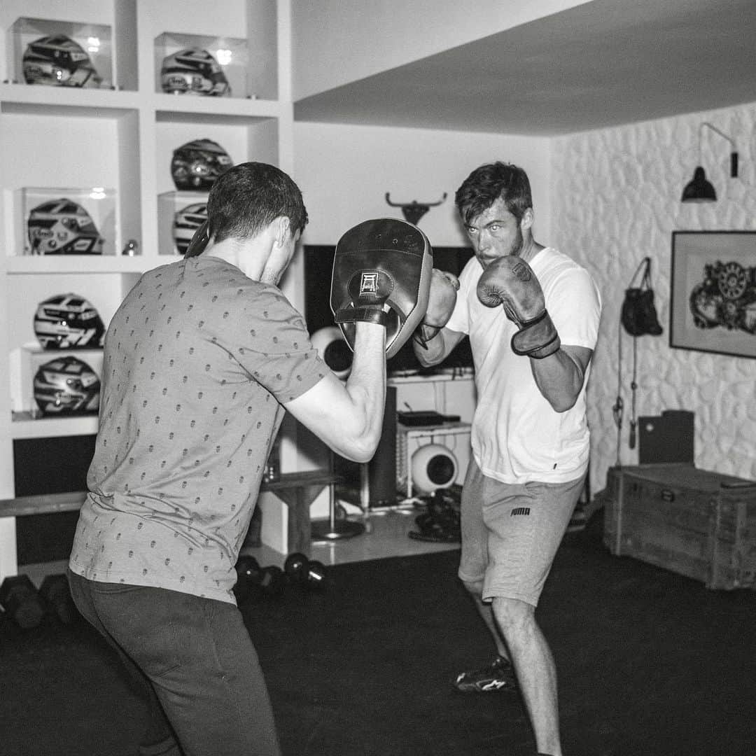 アンドレ・ロッテラーのインスタグラム：「Punching! Learning with @wystrugany_jak_pinokio」