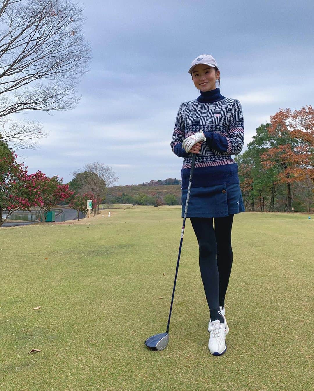 遠藤瞳のインスタグラム：「2020年⛳️  この日は池祭り🥳 見ちゃうんですよね、 入れちゃうんですよね🤷‍♀️ 今年こそ克服しようお池ちゃん🤦‍♀️ スイングもなんだか...😩💦 そろそろ @rorin_gorufu さんへ行かねば💨  #ゴルフ #ゴルフ女子  #golf   #instalike #instadaily  #instaphoto #instapicture #instapic #photooftheday #instagood #ig_japan #instagramjapan #instastyle #golfwear #golfstagram #golflife #ゴルフコーデ #ゴルフウエア #ゴルフ好き」