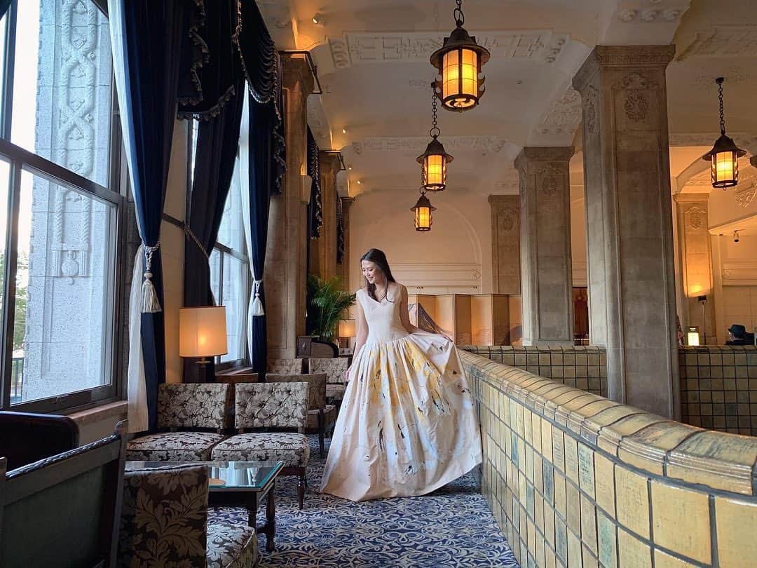 浅井香葉子さんのインスタグラム写真 - (浅井香葉子Instagram)「【気品を宿す】  クラシックな趣きの ホテルニューグランド  その空気感には 気品があります  classic の言葉を辞書で調べると  一流の、最高水準の、古典的な、伝統的な、由緒のある、、、などなど(weblioより)  そんな伝統ある空間のエネルギーと調和するには  自分自身のエネルギーを高めること  それは所作から宿るのだと 私は思います  そんな在り方と歩き方と所作を身につけられる講座を 1年ぶりに開催しようかな 気になる方は @asaikayoko プロフィールから公式LINEに登録してね  〜美しさの種は自分の中に在る〜 全ては自分と向き合うことから  ____________________★_____________________ 「在り方・歩き方・美しい所作」で あなたの存在そのものを輝きにする MUSEL Walking & Life  👠レッスン申込みは @asaikayoko プロフィールURLから  #所作 #気品 #dress #ウォーキングアーティスト #ニューグランドホテル #日本文化を世界へ #浅井香葉子  #ウォーキング #japan #japaneseculture #空間デザイン #クラシックホテル #ウォーキング講師浅井香葉子 #ウォーキング講師 #立居振る舞い #美しぐさ」1月9日 21時39分 - asaikayoko