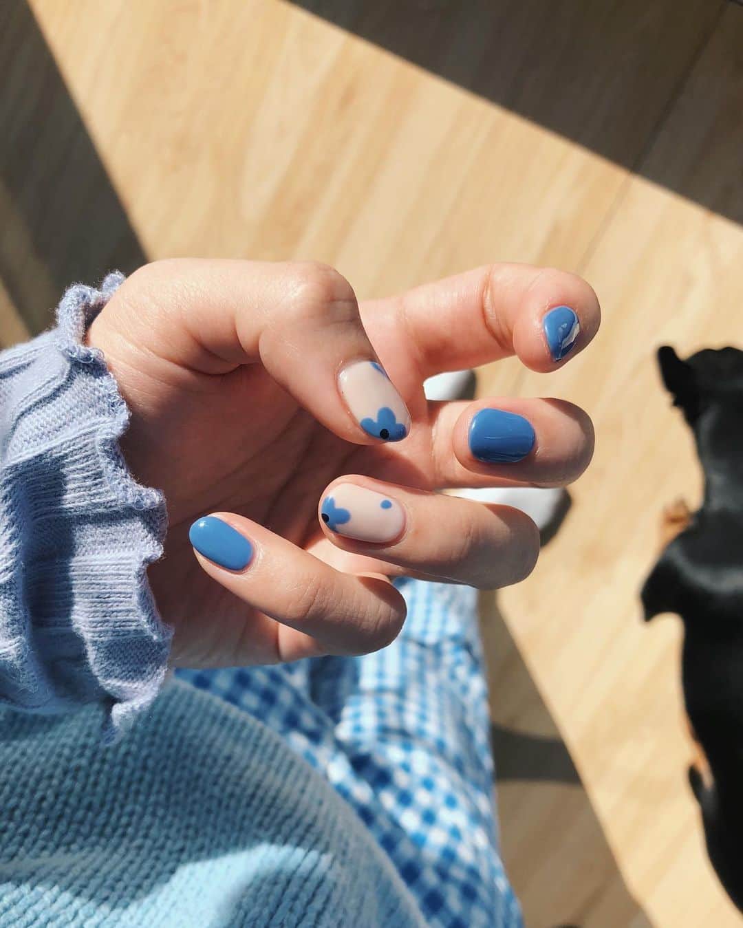 のインスタグラム：「💅🏻💙💙💙 新年一発目のネイルは髪色に合う色の水色に❄️ 今回もありがとうございました♡ @__rnp7__  . #gelnails  #nails #color #skyblue #blue #bluenails #nailart  #gelnail #flowers #skybluenails  #fashion #outfit #coordinate #ootd #水色 #ジェルネイル #ネイル #水色ネイル #冬ネイル #シンプルネイル #ネイルデザイン #1月 #水色コーデ #ファッション #冬ファッション #冬服 #なぜか昔から1月って水色のイメージあるんだよね」