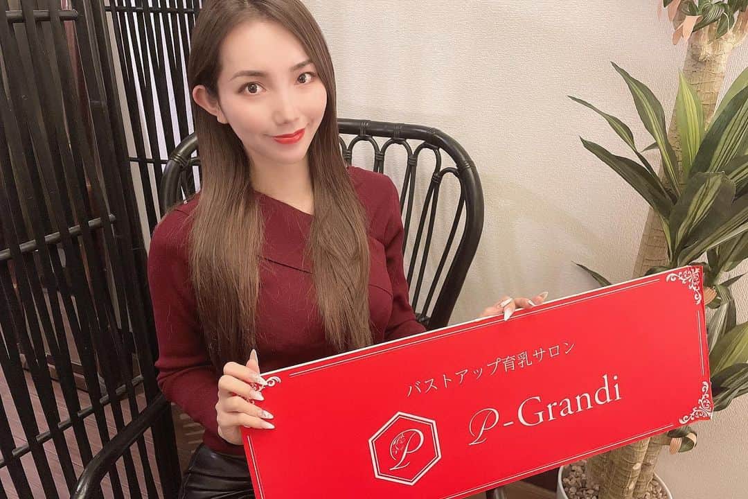 キャシー凛さんのインスタグラム写真 - (キャシー凛Instagram)「昨日は 育乳サロン　@pgrandi_official さんへ 初めて行ってみました💘✌🏻  育乳エステ一回も受けたことなくて、初めてだったんだけど 凄く丁寧な施術で皆んなもストーリー見てビックリしてくれたと思うんだけど、ワンカップ上がって凄く感動した！✨ G→Hカップに😁🖤👙  何と言ってもエステみたいに気持ちがいい指圧でオールハンドなのがいい🥺❣️  接客もとても素晴らしかった〜😃  女の子たちから紹介してってたくさんメッセージきたので嬉しかったです！効果抜群だから本当におすすめ✨  私がいつもこの ランジェリーの写真をアップしてる @belletiaparis_official さんと同じ会社さんの経営してるエステサロンなんだよ❣️  エステも大事だし、ナイトブラも毎日付けると全然ボリュームが違うんだって！  私がエステ後にプレゼントして頂いたナイトブラも 私のプロフィールのURLの欄から購入できるから 是非試してみてね✨☺️💕💗  #pgブラ #belletiaparis  #ナイトブラ #育乳エステ #pgrandi  #ランジェリー」1月9日 21時45分 - cathyrin__1222