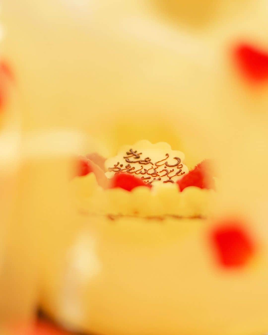 きょん。さんのインスタグラム写真 - (きょん。Instagram)「.  .  POIRE 帝塚山本店 @poire.jp  我が家はもともと 少食なので(ぼく除く)、 ホールケーキで お祝いするという文化がなく。  それはもちろん今でもそうで、 仮にホールケーキを自分宛に買っても なかなか食べきることもできないので、 そもそも バースデーホールケーキでお祝い、という 発想もなくてですね。  毎年カットケーキを 美味しくいただいてきました。  もちろんそれはそれで とても幸せなことです。  ですがやっぱり "ホールケーキでお祝いしてもらう” という夢もないこともなくって。  という話をですね、 POIREのグランシェフ @poire_tsujii さんにしたところ、 まさかまさかのサプライズで…。  ぼくが見つめる先にぼくがいて そのぼくが見つめた先にあったのは ぼくだけが食べることができる 手のひらサイズの"きょん。ショートケーキ"。  手が震えて 手ぶれ補正抜群の一眼も 手ぶれを起こしたレベルで 心の底から感動したPOIRE物語。  そのときの映像は LINE公式アカウントにて流しておりますので、 よければそちらも 見てやってください🥺  #poire#ポアール #osaka#osakasweets」1月9日 21時43分 - kyon_tokiiro