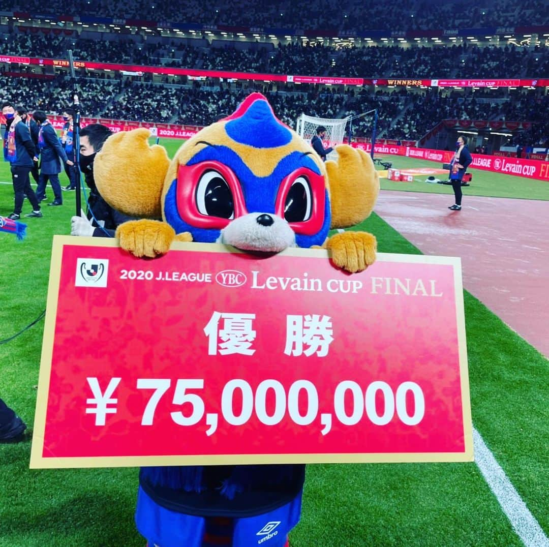 FC東京オフィシャルグッズさんのインスタグラム写真 - (FC東京オフィシャルグッズInstagram)「🔵🏆2020 J.LEAGUE YBC Levain CUP WINNERS🏆🔴 いつもパワーをくれる青赤なタヌキに不可能はない。 #東京ドロンパ もおめでとう。 @fctokyoofficial #ルヴァンカップFINAL #ルヴァンカップ  #FC東京 #fctokyo #tokyo」1月9日 21時43分 - fctokyoofficial