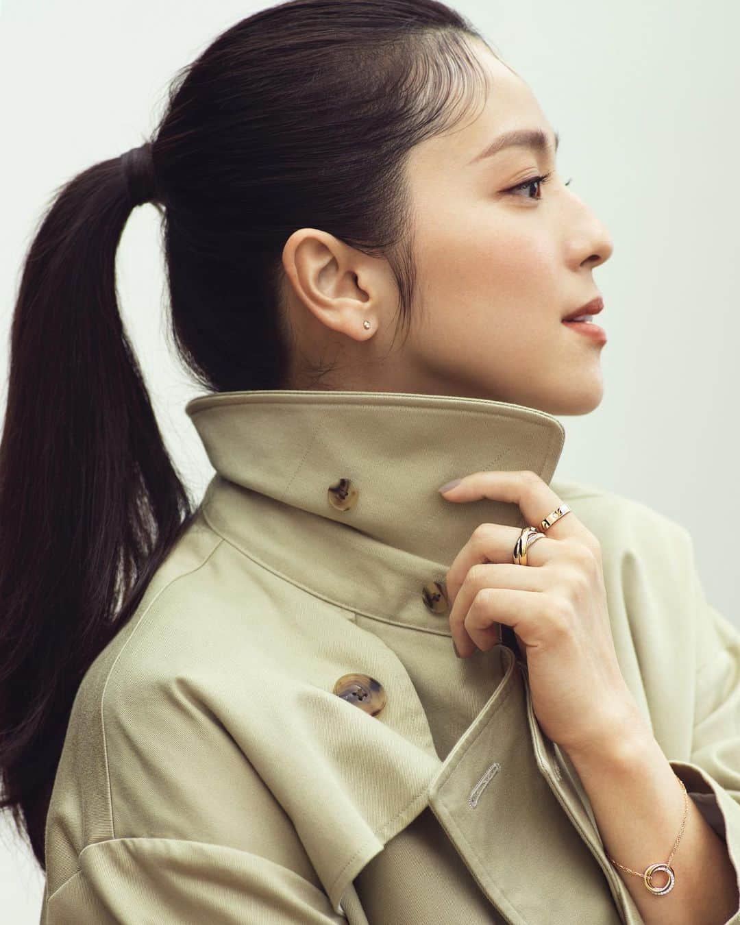 長山一樹のインスタグラム：「しっとりしすぎず、ぱっきりしすぎず、アンニュイになりすぎず、おきまりすぎず、フォトグラファー、スタイリスト、ヘアメイクよりも特に被写体は常に点と点の間を求められている。まさにそんな間の表情をしている写真。 BAILA1月号のジュエリー特集の写真より。  @baila_magazine  @cartier  Model @cocoannne #中村アン  Stylist @katokasu  Hairmake @sa19820824  #baila #jewelry #cartier #photography #portrait #hasselblad #h6d #kazukinagayama #長山一樹」
