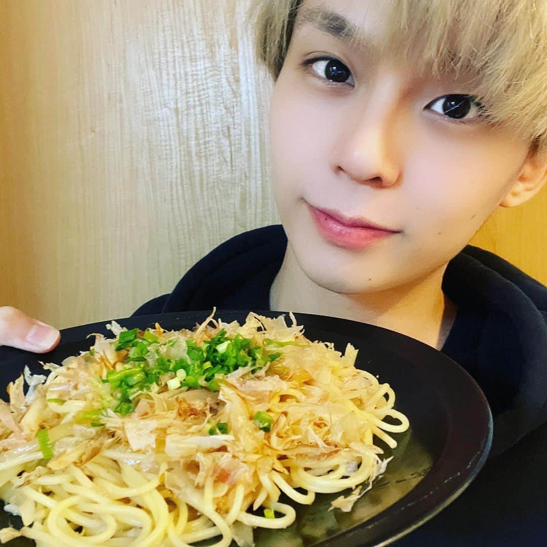 沢村玲/REIのインスタグラム：「今日はcookpadから"ツナと玉ねぎのにんにく醤油パスタ"と"じゃこピーマン"を作ったよん！  三連休のおうち時間はオンラインライブのアーカイブと料理で過ごそうぜー！😊  #ワンエン  #ONOXmasLive #おうちごはん  #料理男子  #料理上手になりたい  #cookpad  #みんなアーカイブ何回みた？」