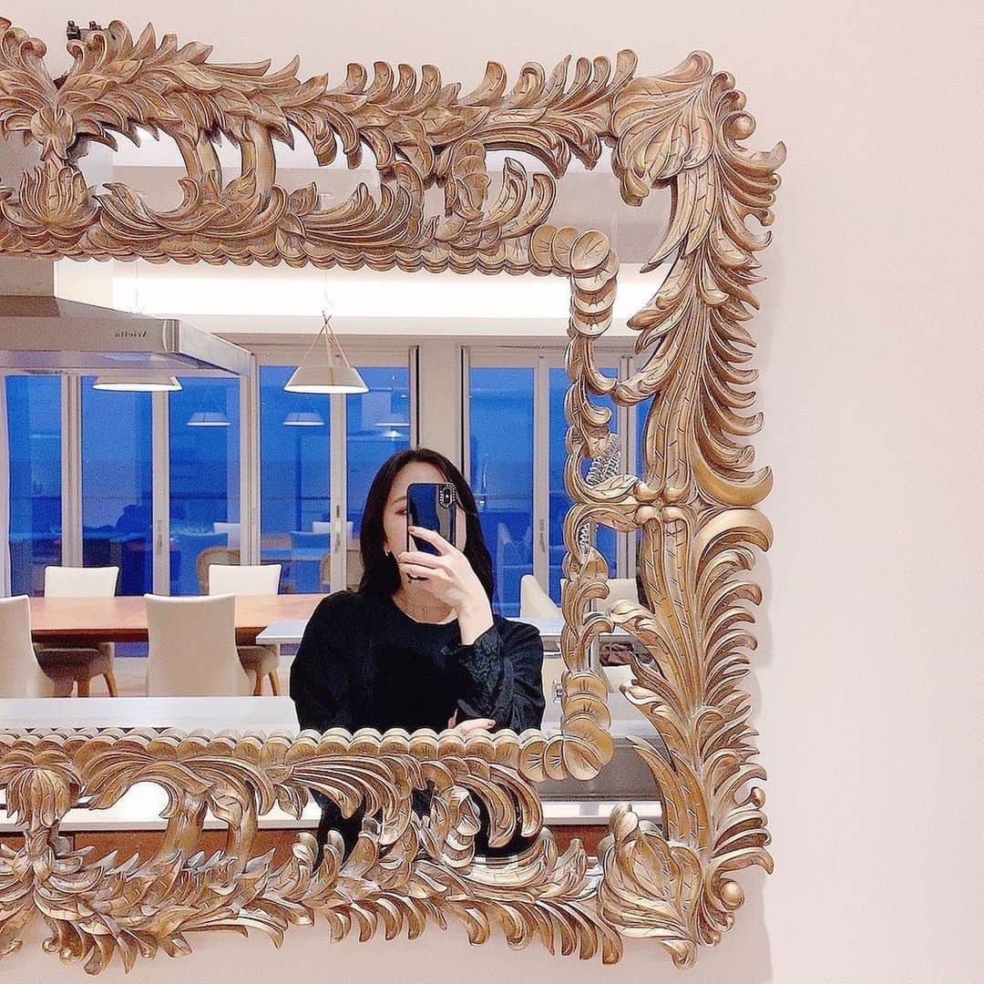 AKARIのインスタグラム：「#umitovoyageatami 🪞 インテリアがいちいち可愛いお部屋 ♡♡ 住みたくなるくらい居心地よかったな𓂅」