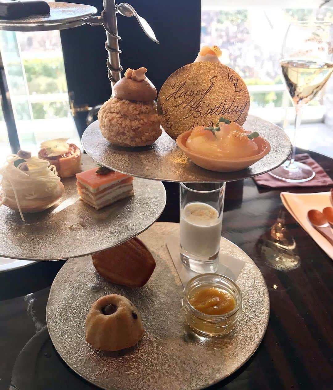 アヤメのインスタグラム：「How do you do? Have my birthday afternoon tea🧁🫖 ごきげんよう、眼下に広がる皇居、誰もいない土曜の東京駅🗼 #afternoontea #tokyostation #tokyocityview #ほんとに人がいない」