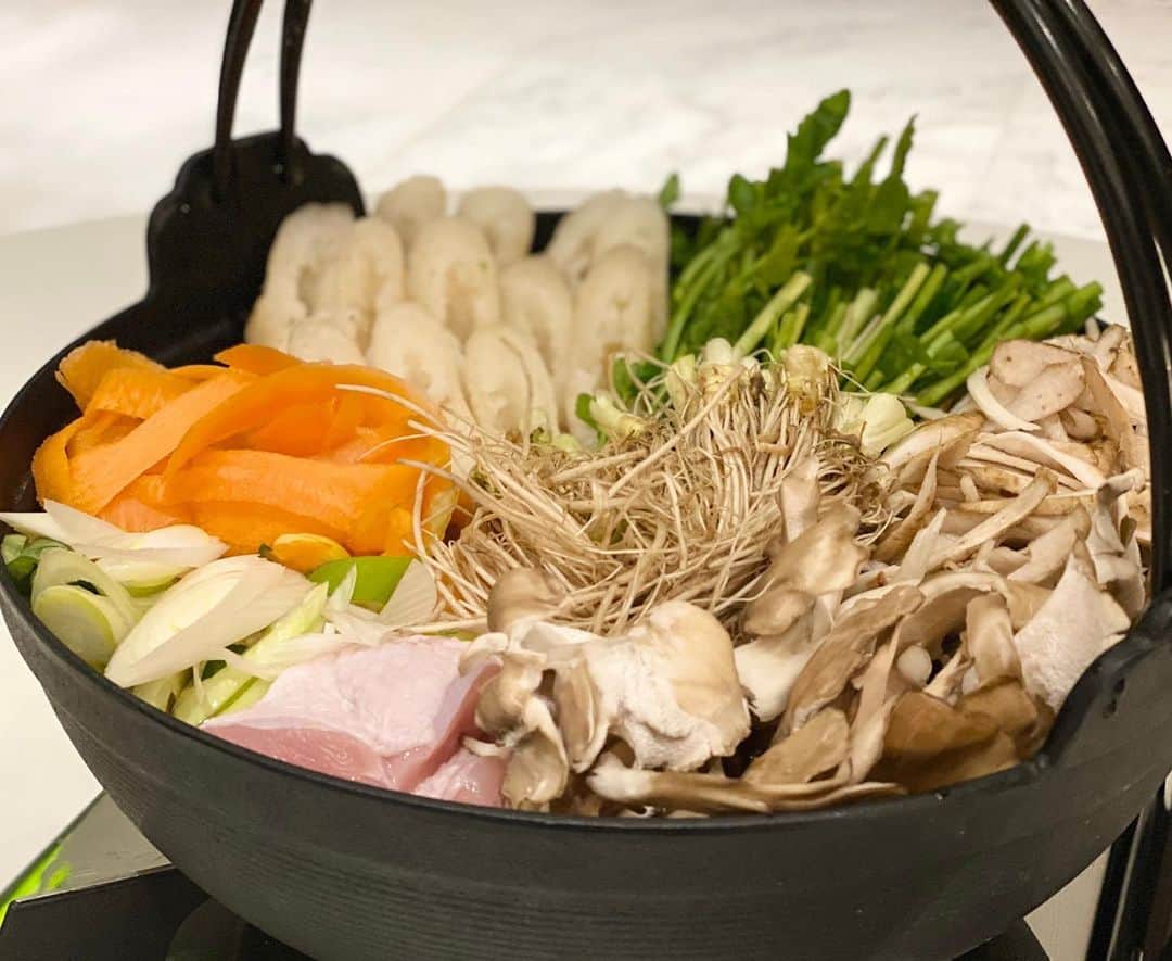 氷川きよしさんのインスタグラム写真 - (氷川きよしInstagram)「今日は大好きな東北秋田のきりたんぽ鍋を作りました！  あとかねふくのめんたいこにごま油とネギのせうますぎます。  毎日自宅ご飯。 毎日毎日鍋ですw 早く秋田にも行ける日が来るとイイなあ！  by kiina  #氷川きよし #hikawakiyoshi #かねふく #明太子 #鍋 #きりたんぽ #kiiごはん #kiicooking #おうちごはん #kii #bykii #キヨラー」1月9日 22時02分 - hikawa_kiyoshi_official