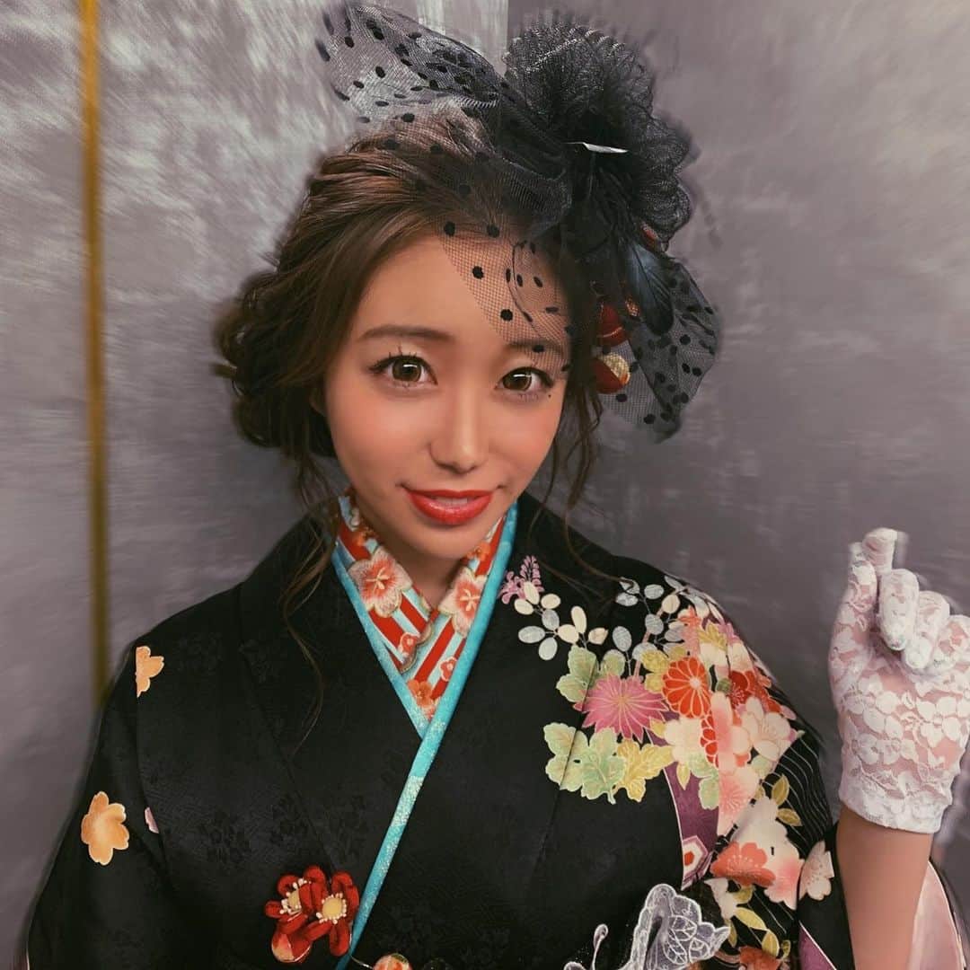 秋本鈴果のインスタグラム：「懐かしき振袖👘 . #成人の日#成人式#ハタチ#もう2年前だって」