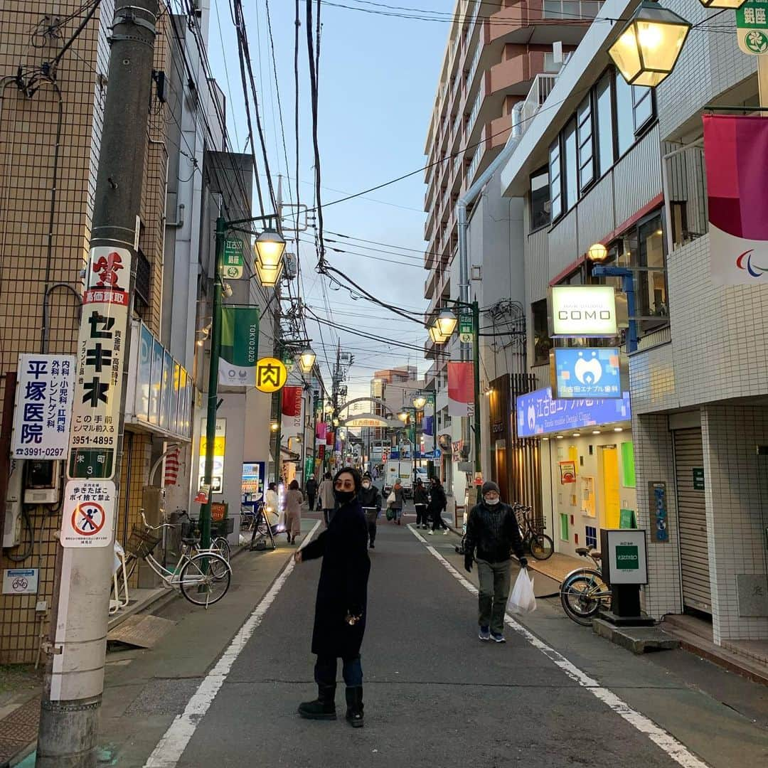 シナダユイさんのインスタグラム写真 - (シナダユイInstagram)「🌿🌿空間込みで味わった。飲み歩き。ナチュールはスーっと入って、抜けもいいので2軒行けました。 * 一軒目⭐︎ @le_chene_aoyama 、久しぶりに#モルゴン ！店主の安定感のある説明が心地よくて、後で勝山晋作さんの本を開いてみたらまさにマルセル・ラピエールさんの元で働いていたとあるではないか。お料理も正統派なビストロで美味しかったなぁ🤤🥕 * 二軒目⭐︎ @parlour_ekoda 。中野から足を延ばして。🐾パン飲み。トトロが出てきそうな場所だった🌳 * * #ナチュールハンター #いいわるいはない  #全部個性#それが #vinnature  #自分の好みはわかってきた #気がする　 #飲食店の皆様 #ありがとうございます」1月9日 21時55分 - yuis96