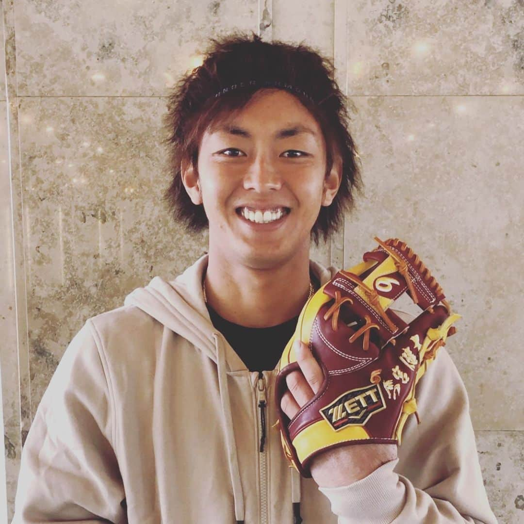 今宮健太さんのインスタグラム写真 - (今宮健太Instagram)「皆さん今年もよろしくお願いします❗️ 今年は怪我なく1年頑張ります❗️❗️  今年からグラブはZETT😁 お世話になります🤗  #ずっとZETTだったけど いろいろと笑 #ZETT  オススメします😁 #西新こころ  #肉鍋隆二 見とるかな？笑」1月9日 21時56分 - kntaaaaaaa