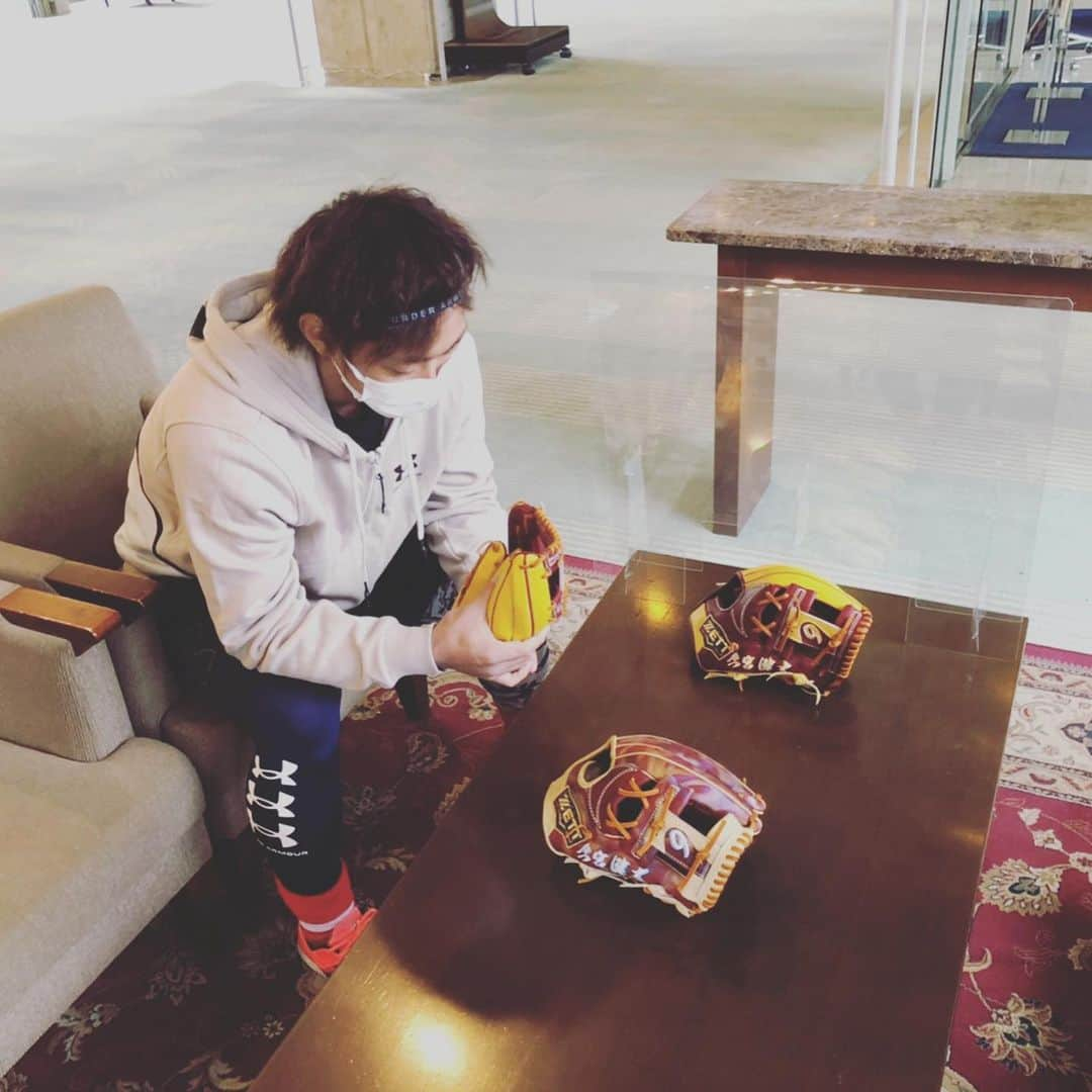 今宮健太さんのインスタグラム写真 - (今宮健太Instagram)「皆さん今年もよろしくお願いします❗️ 今年は怪我なく1年頑張ります❗️❗️  今年からグラブはZETT😁 お世話になります🤗  #ずっとZETTだったけど いろいろと笑 #ZETT  オススメします😁 #西新こころ  #肉鍋隆二 見とるかな？笑」1月9日 21時56分 - kntaaaaaaa