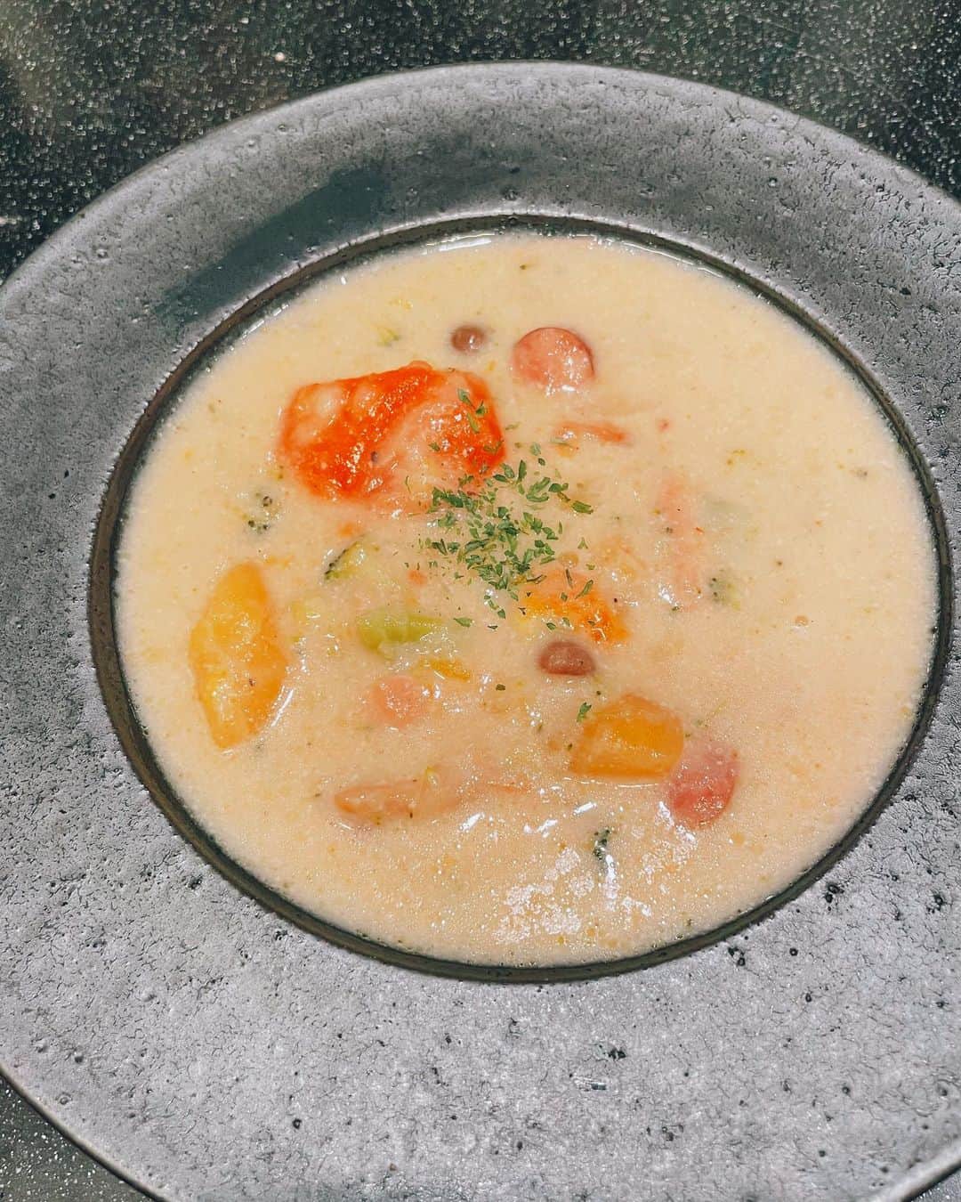 新井貴子さんのインスタグラム写真 - (新井貴子Instagram)「最近の家ご飯👩🏻‍🍳🏠  一つ一つの野菜の栄養を理解して食べた時はいつも以上に身体に染み渡る♨️  お気に入りは、ブロッコリーの何倍も栄養が含まれているというブロッコリースプラウト😳🥦（ラストの真鯛のカルパッチョに添えています🐟）  学びたい欲が溢れている今日この頃。 👩🏻‍💻👨🏻‍🔬🌍📚💭」1月9日 21時58分 - kikoarai