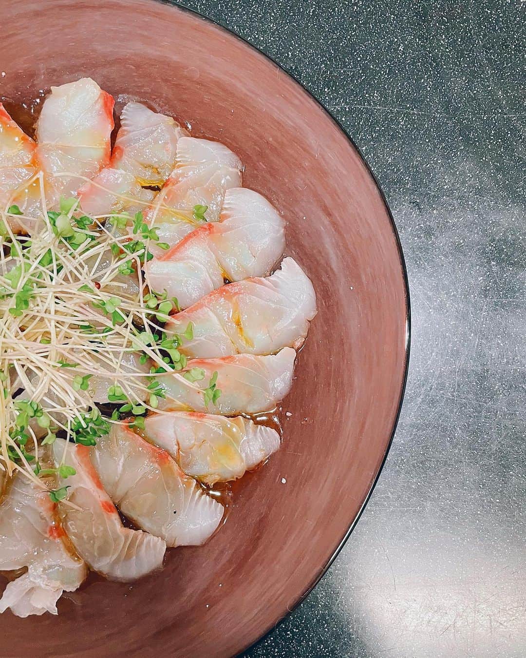 新井貴子さんのインスタグラム写真 - (新井貴子Instagram)「最近の家ご飯👩🏻‍🍳🏠  一つ一つの野菜の栄養を理解して食べた時はいつも以上に身体に染み渡る♨️  お気に入りは、ブロッコリーの何倍も栄養が含まれているというブロッコリースプラウト😳🥦（ラストの真鯛のカルパッチョに添えています🐟）  学びたい欲が溢れている今日この頃。 👩🏻‍💻👨🏻‍🔬🌍📚💭」1月9日 21時58分 - kikoarai