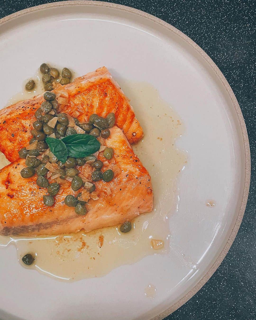のインスタグラム：「最近の家ご飯👩🏻‍🍳🏠  一つ一つの野菜の栄養を理解して食べた時はいつも以上に身体に染み渡る♨️  お気に入りは、ブロッコリーの何倍も栄養が含まれているというブロッコリースプラウト😳🥦（ラストの真鯛のカルパッチョに添えています🐟）  学びたい欲が溢れている今日この頃。 👩🏻‍💻👨🏻‍🔬🌍📚💭」