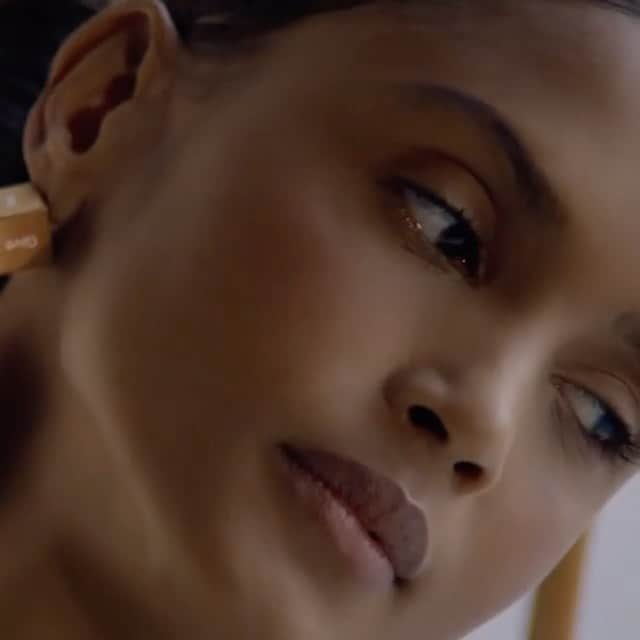 ValGarlandのインスタグラム：「Effortless attitude, absolute elegance. The essence of the @Fendi #FendiSS21 captured @Nick_Knight 💥💥💥💥  Artistic Direction @SilviaVenturiniFendi Video Directed by @nick_knight Models: @mariacarlaboscono, @chen_estelle, @jilla.tequila, @malaikaholmen Styling @chaos @katielyall @stockdale.charlotte @amandaharlech @ganio  Hair @sammcknight1 Make Up @thevalgarland  Nails @mariannewman  Set Design @tomotattle  Production @liberteproductions  Retouching @epilogueinc   #SilviaVenturiniFendi #NickKnight #ValGarland」