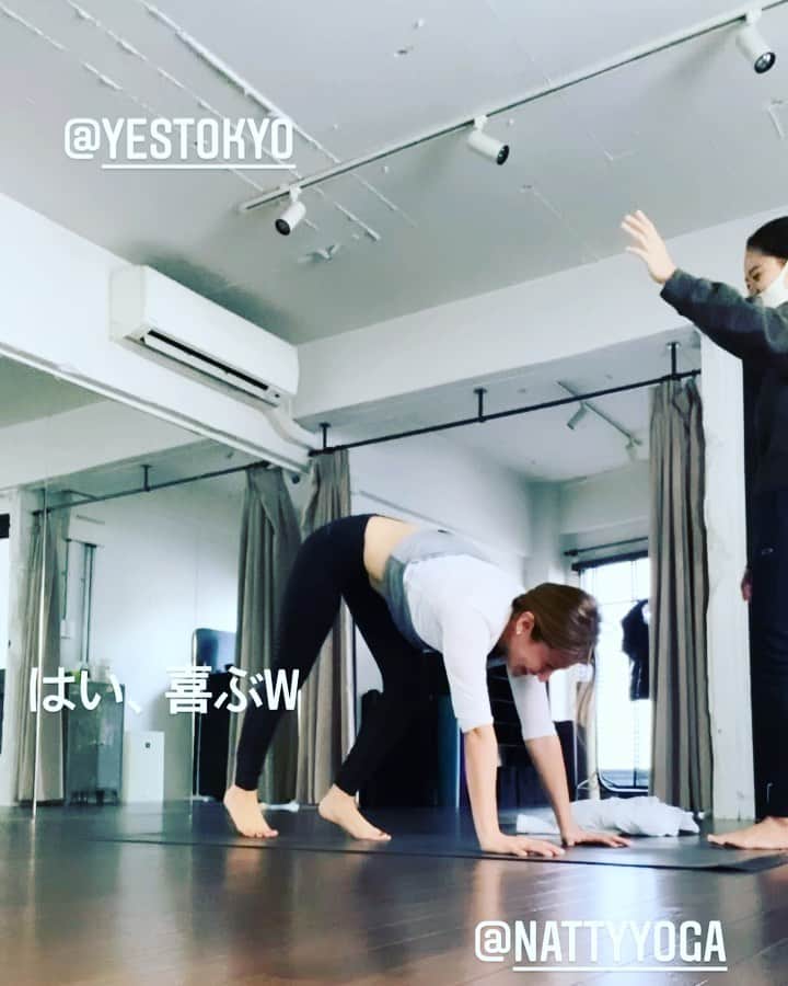 橋本麗香のインスタグラム：「何かがなきゃダメ どうせ〜だから 私なんて。。  これらの言葉は全て意味が無いと思います。 やるかやらないか ただそれだけで できても出来なくても やらなければ何も始まりません。  だから私はチャレンジをし続けて 新しい自分をいつも見て居たいと思います。  小さな事 大きな事 どんな事であっても、自分自身に挑戦する事は 素晴らしい事だと思います。  いつもフラットな精神と愛あふれる大切な先生  @nattyyoga に感謝🙏🏻  毎日の積み重ねがいかに大切か 毎日出来なくても 2年後振り返ってみたら積み重ねて来た経緯が 見れる事。 これこそが成長、進化なのだと。  大人になった今でも いつだって、新しい自分を受け入れて 前に進んで行く事の楽しさを感じる事をしていたい。 今からでは遅い。 なんて事は、その言葉に意味を持たせている人の言葉。  自分を信じて進む方がよほどパワフル❤️  自分自身の価値観がこれからの時代は益々重要になって来ると思います。  自分の感性を大切に生きて行きましょうね🥰」