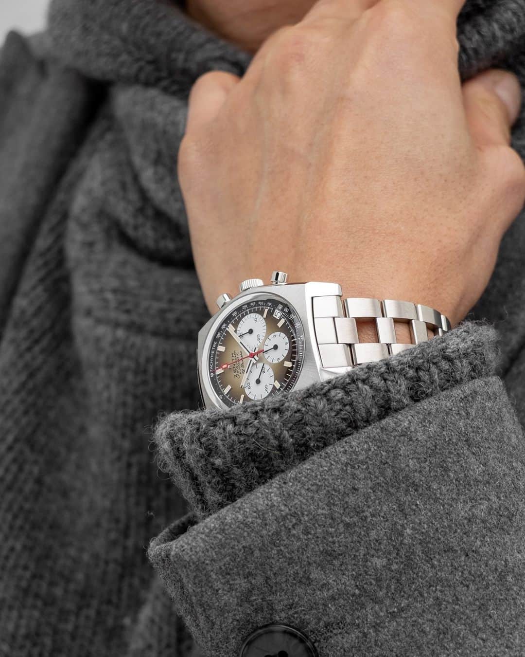 ゼニスのインスタグラム：「#A385: Smoky brown hues that may well have come straight out of 1969. The Chronomaster Revival A385.」
