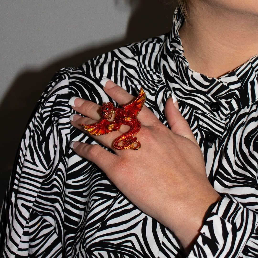 バトラー&ウィルソンのインスタグラム：「This fiery crystal dragon ring is one of the many pieces we have back in stock this week 🔥🔥」