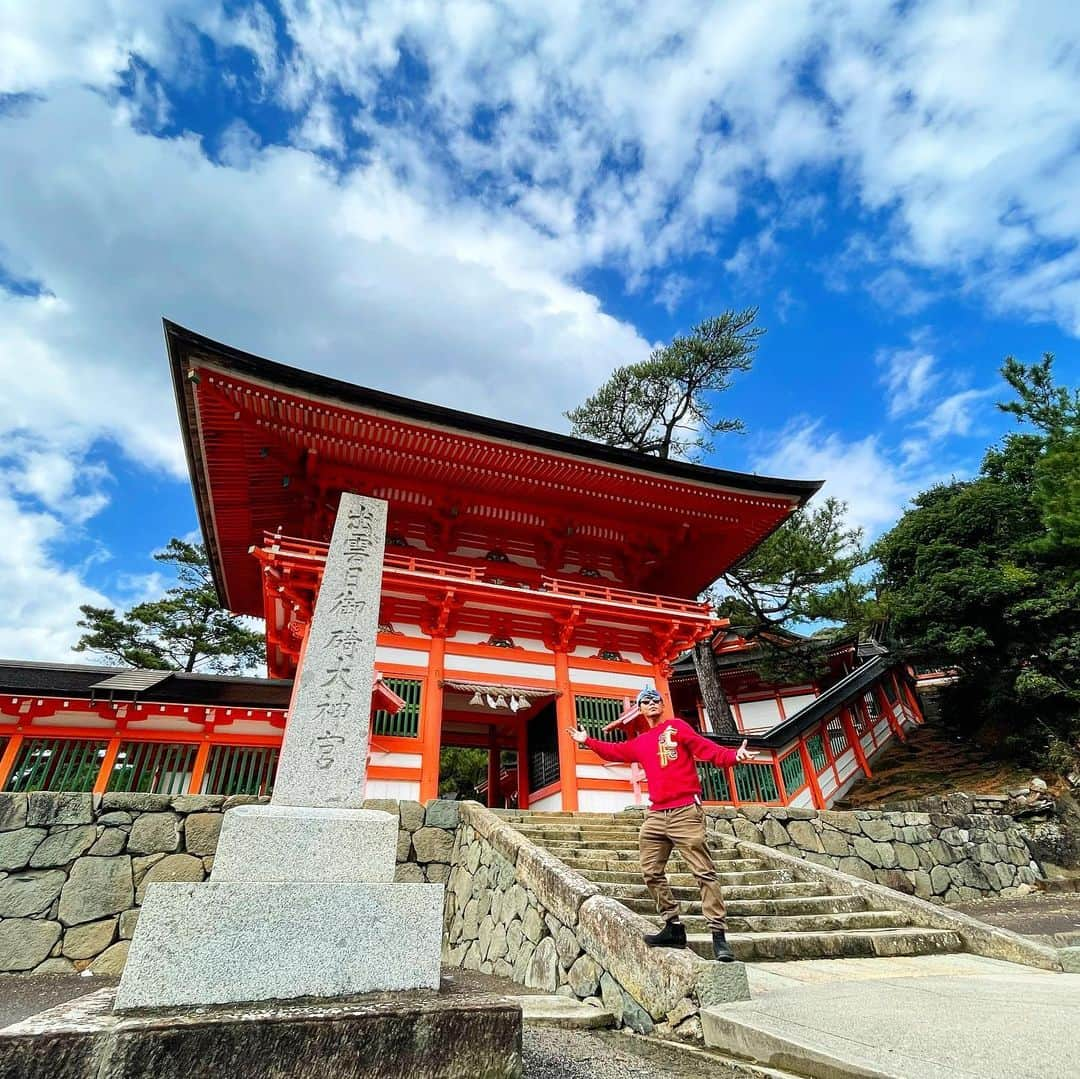 あっくんさんのインスタグラム写真 - (あっくんInstagram)「#日御碕神社  超絶最高な空間だった。 気持ちいい。とにかく気持ちいい。 プラズマクラスターの何倍も気持ち良い！！ 伊勢神宮が日本の昼を守る神社であり、日御碕神社は夜を守る神社なんでっす！  日御碕エリアは空間も景色も食も土産もどれもが最高。 島根県に行ったら絶対また行く！ #島根県 #日御碕 #パワースポッチャー」1月9日 22時00分 - akkun_shibuya