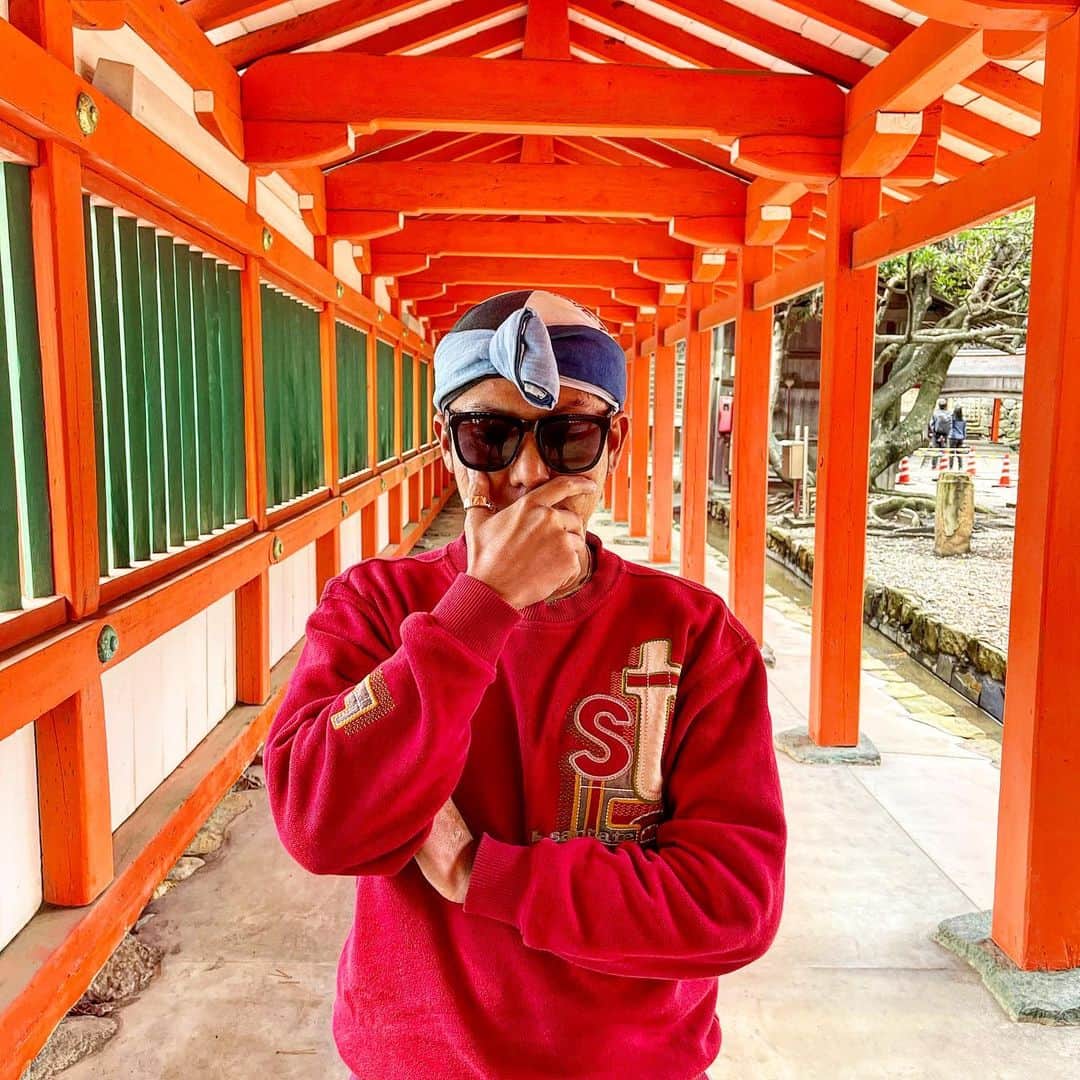 あっくんさんのインスタグラム写真 - (あっくんInstagram)「#日御碕神社  超絶最高な空間だった。 気持ちいい。とにかく気持ちいい。 プラズマクラスターの何倍も気持ち良い！！ 伊勢神宮が日本の昼を守る神社であり、日御碕神社は夜を守る神社なんでっす！  日御碕エリアは空間も景色も食も土産もどれもが最高。 島根県に行ったら絶対また行く！ #島根県 #日御碕 #パワースポッチャー」1月9日 22時00分 - akkun_shibuya