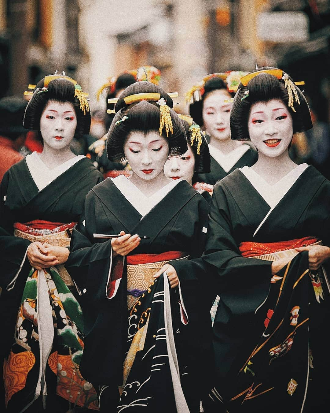 Berlin Tokyoさんのインスタグラム写真 - (Berlin TokyoInstagram)「The ancient capital still marks the same passage of time after centuries, watching over every apprentice girl become a Geiko, woman of dignity. . I was lucky to catching geiko (young geisha) and maiko (apprentice geisha) to pay courtesy calls to ochaya (literally "teahouse" which refers to places where geisha entertain their guests) in Kyoto two years ago. It was really beautiful and amazing moment. . . #hellofrom #kyoto #japan」1月9日 22時00分 - tokio_kid