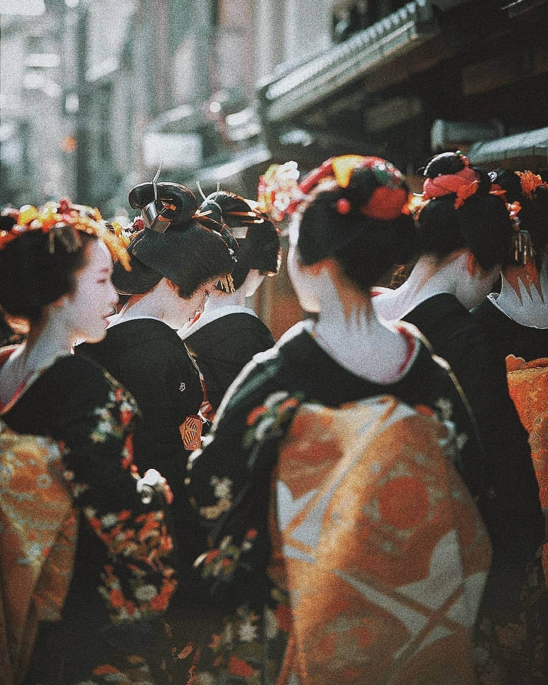 Berlin Tokyoさんのインスタグラム写真 - (Berlin TokyoInstagram)「The ancient capital still marks the same passage of time after centuries, watching over every apprentice girl become a Geiko, woman of dignity. . I was lucky to catching geiko (young geisha) and maiko (apprentice geisha) to pay courtesy calls to ochaya (literally "teahouse" which refers to places where geisha entertain their guests) in Kyoto two years ago. It was really beautiful and amazing moment. . . #hellofrom #kyoto #japan」1月9日 22時00分 - tokio_kid