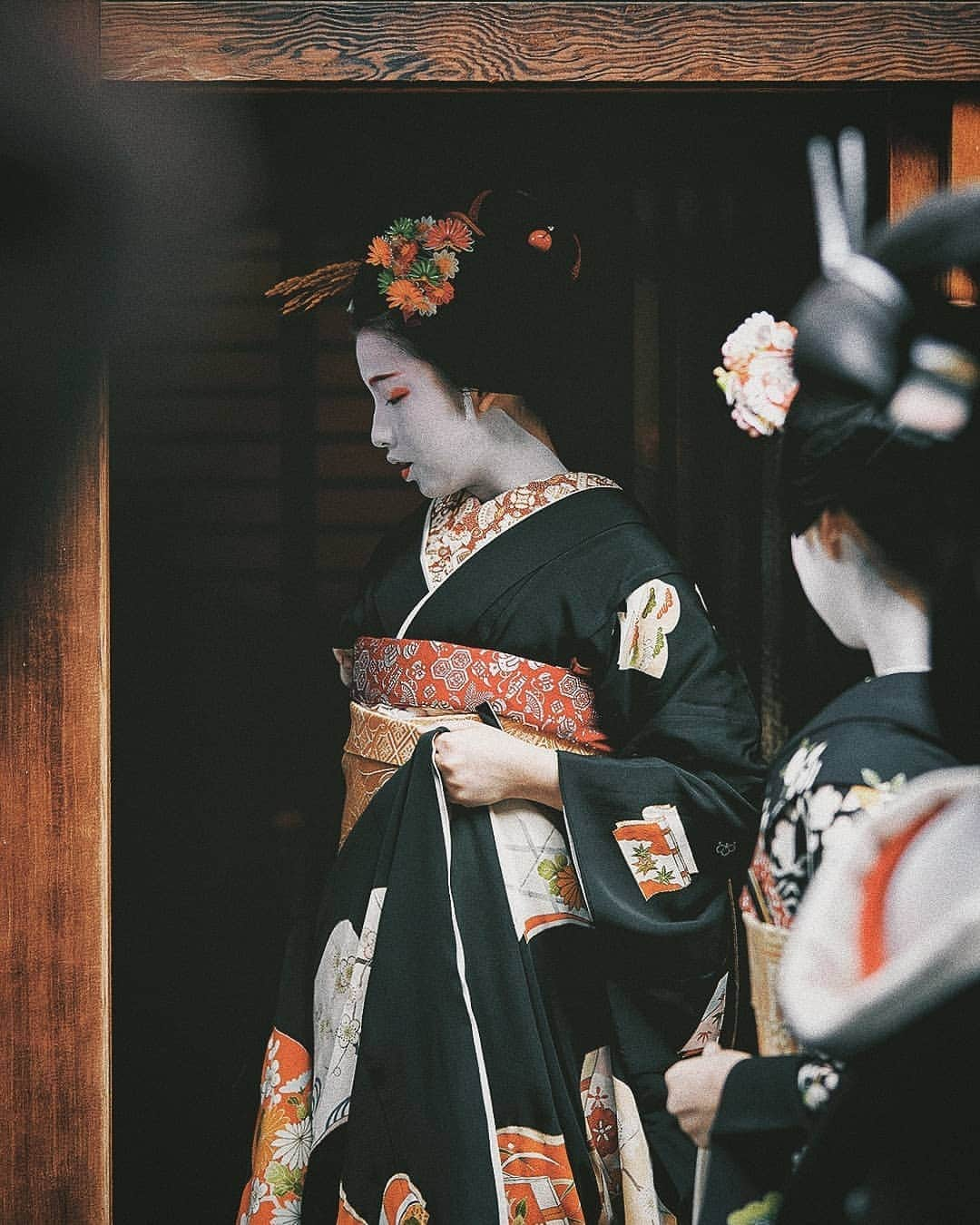 Berlin Tokyoさんのインスタグラム写真 - (Berlin TokyoInstagram)「The ancient capital still marks the same passage of time after centuries, watching over every apprentice girl become a Geiko, woman of dignity. . I was lucky to catching geiko (young geisha) and maiko (apprentice geisha) to pay courtesy calls to ochaya (literally "teahouse" which refers to places where geisha entertain their guests) in Kyoto two years ago. It was really beautiful and amazing moment. . . #hellofrom #kyoto #japan」1月9日 22時00分 - tokio_kid