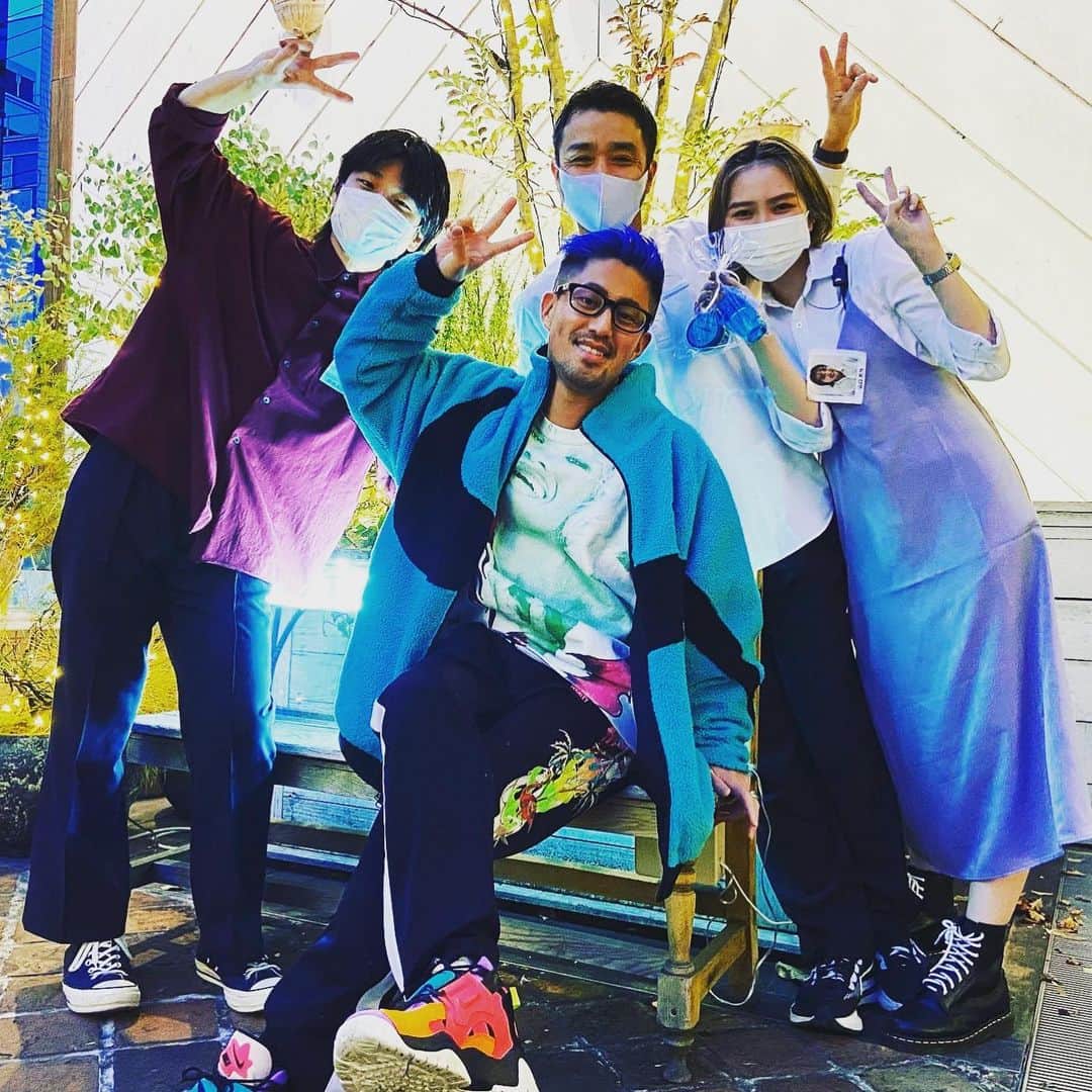 のインスタグラム：「先日は、 2021年初の髪のメンテナンスに、 kakimoto arms AOYAMA  @kakimotoarms_aoyama_official  に、お邪魔しましたっ！！ 👱🏽‍♂️💙💇🏼‍♂️💙💆🏼💙💈  カットは、小林さん😎 @koba5122  からーは、田中さん😎 @kakimoto_tanaka   今回も、 Blue Blue Revolution👱🏽‍♂️💙💙💙💪🏽 蒼く蒼く蒼く…。 ディスカスよりも、 南海の熱帯魚よりも、 南国の鳥よりも…。  と言う訳で、 年明けからしっかり、 ガッツリ、 パワーチャージ！！ 👱🏽‍♂️💙💙💙💪🏽  この1年も気合い入れて、 元気で頑張るしかない！！  #tokyo #japan #fashion #beauty #メンズビューティー #メンズヘア #美容男子 #メンズスタイル #luxury #美容室 #hairsalon #東京 #カキモトアームズ #kakimotoarms」
