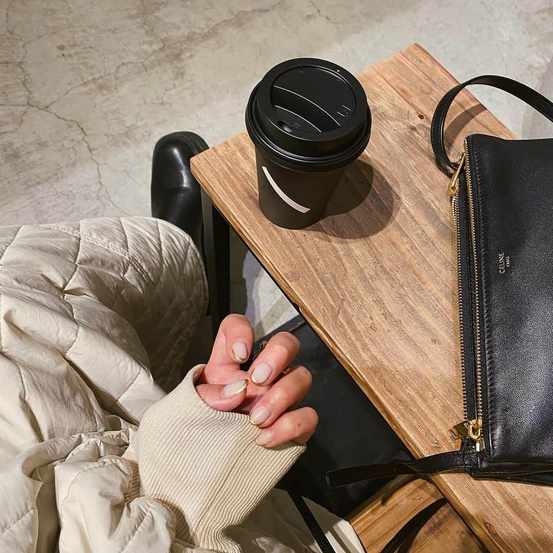 美生のインスタグラム：「#nail﻿ ﻿ ﻿ 去年のクリスマス前に﻿ @shoko.akazawa さんに 素敵にしていただきました♡﻿ ﻿ goldの細フレンチ﻿ めちゃお気に入り♡ ﻿ ﻿ @salon.de.moani  ﻿ ﻿」