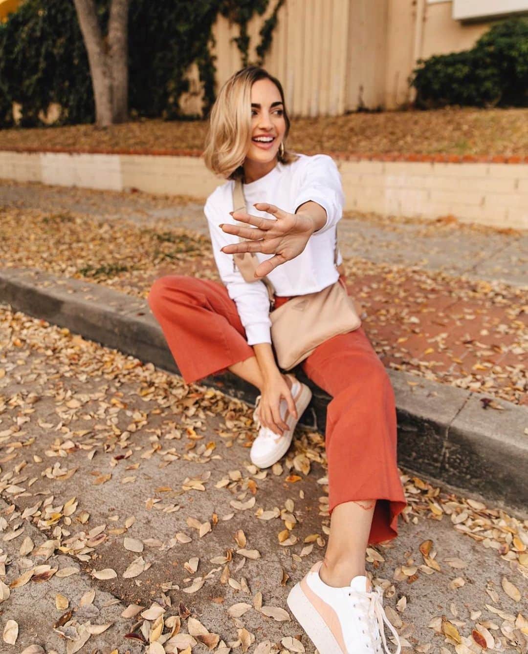 のインスタグラム：「all smiles for @oliamajd in her vegan sneakers 🌱✨⁣ ⁣ shop yebo: vegan sneakers sustainably made from corn 🌽 , natural rubber 🌱, and organic cotton ☁️ ⁣... link in bio!」