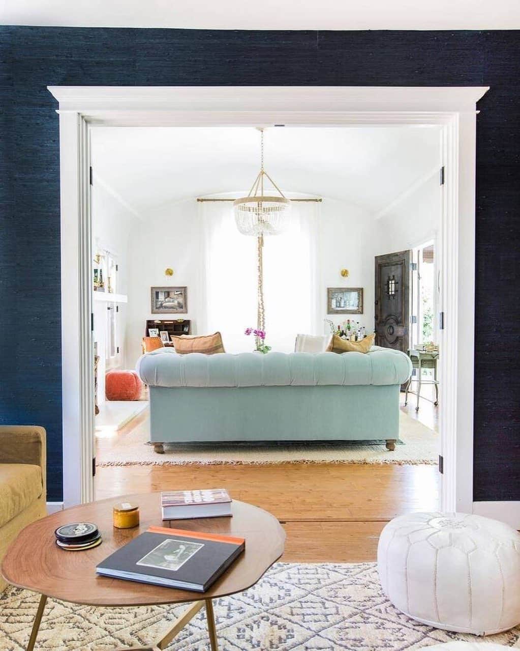 Homepolishのインスタグラム：「Take your space from snooze to schmooze! You can always tell when there’s a true professional behind the textural details in a room. Interior design by @haleyweidenbaum Photo by @tessaneustadt」