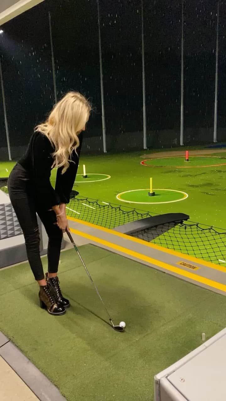Elise Lobbのインスタグラム：「Hair flip💁🏼‍♀️, envision shot, swing 🎯! And yes all has to be in that order for it to work 🤣⛳️ #golf」