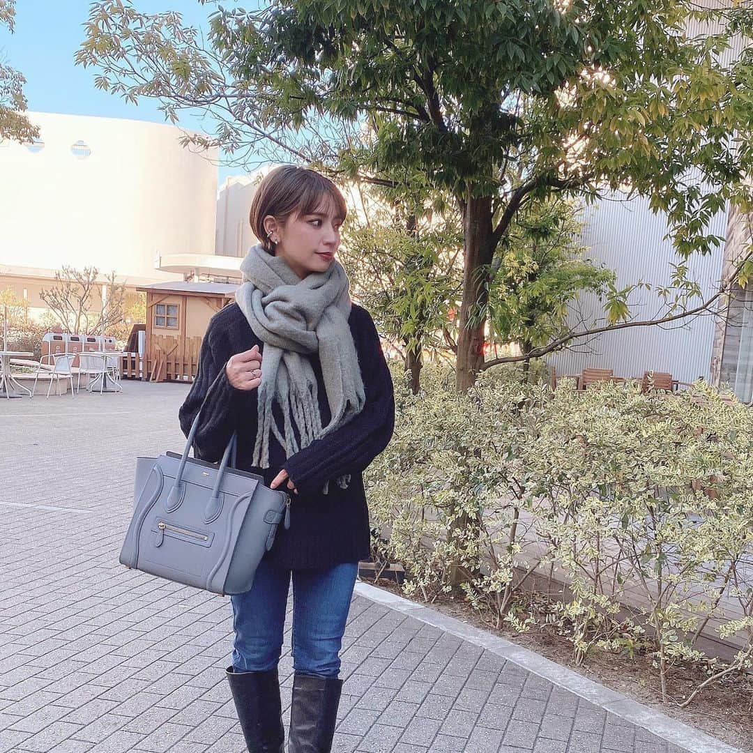 のインスタグラム：「． 昨日たべたカニが美味しかった🦀🍲 寒い日の鍋って最高◎ ． tops.. @grl_official  muffler.. @grl_official  bag.. @celine  bottom.. @uniqlo_jp  boots.. @grl_official  ． #GRL #グレイル #code #ootd #ニットコーデ #プチプラコーデ #ブーツコーデ」