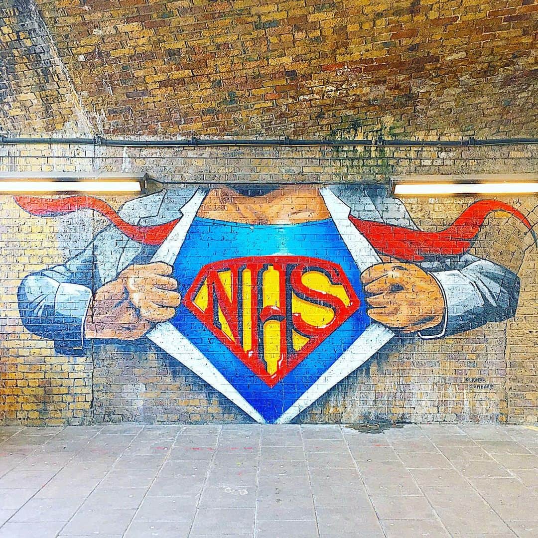 渡辺枝里子のインスタグラム：「伝え方って、ひとつじゃないですね😌  医療従事者への尊敬と感謝が伝わる高架下の落書き… ではなく、アート。  描いた方の想いを想像したら、 胸に込み上げるものがあったのでシェアします。  誰にも消されず、ずっと残りますように😌  I hope this graffiti will not be erased.  ※NHS＝国営医療サービス  * * * * * #london #uk #art #waterloo  #nhs #londondiaries #londonlife #superman #londonart  #ロンドン　#イギリス　#ウォータールー #国営医療　#医療従事者に感謝 #スーパーマン　#ロンドンアート  #ロンドン日記　#海外　#海外生活　#高架下　#アート　#渡辺枝里子」