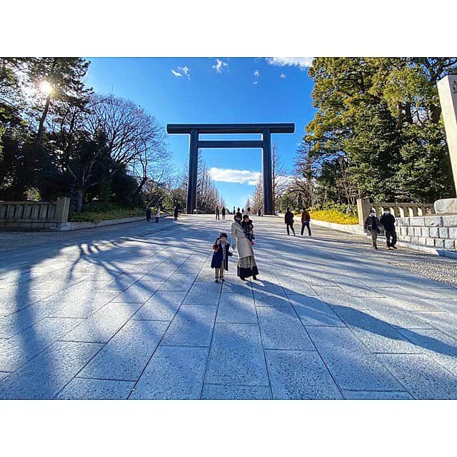 清川あさみさんのインスタグラム写真 - (清川あさみInstagram)「Path of light🌅  先日の🎌🎍🎍🎌👦🏻👦🏻  We often visit temples and shrines. #japan #beautiful #光の道 #いつも同じ場所だったけど #いつもと違う場所に呼ばれた気がした #参拝」1月10日 8時02分 - asami_kiyokawa