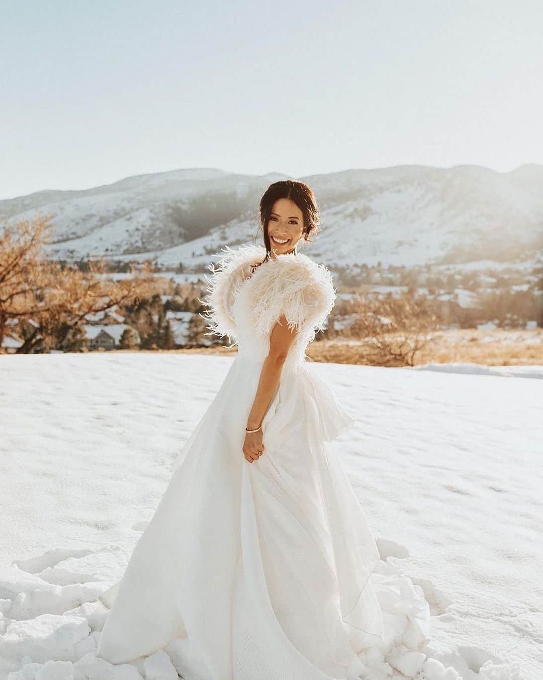 Bedroom diaryのインスタグラム：「A beautiful winter bride. ✨ 📷. @aliciadeliaphoto via @bhldn 👰. @j_duo」
